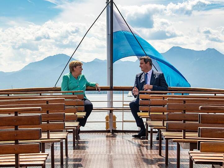Markus Söder (CSU) und Angela Merkel (CDU) fahren gemeinsam auf die Insel Herrenchiemsee. Foto: Peter Kneffel/dpa/Pool/dpa