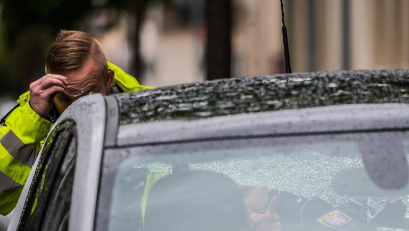 Zwei Polizeibeamte begutachten ein Fahrzeug mit beschädigter Heckscheibe im abgesperrten Bereich. In der Innenstadt von Rüsselsheim kam es zu Schüssen. Zwei Polizeibeamte begutachten ein Fahrzeug mit beschädigter Heckscheibe im abgesperrten Bereich. In der Innenstadt von Rüsselsheim kam es zu Schüssen.