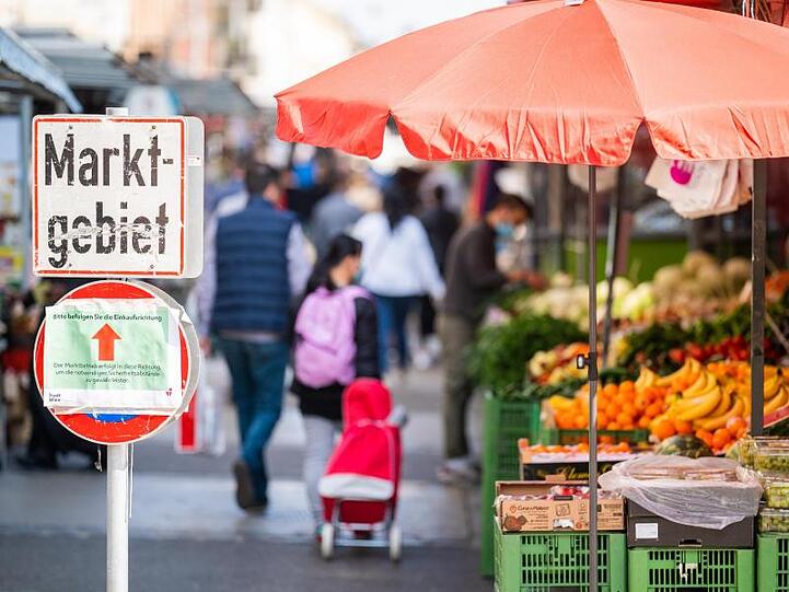 Den Österreichern war nur bei triftigem Grund erlaubt, das Haus zu verlassen. Dazu gehörten unbedingt nötige Besorgungen.