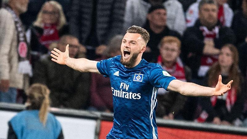 Hamburgs Manuel Wintzheimer erzielte in der Partie gegen den 1. FC Köln vier Minuten nach seiner Einwechslung den Ausgleich. Hamburgs Manuel Wintzheimer erzielte in der Partie gegen den 1. FC Köln vier Minuten nach seiner Einwechslung den Ausgleich.