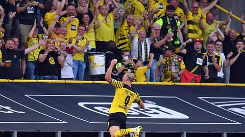 Dortmunds Erling Haaland springt jubelnd in Richtung Fans.