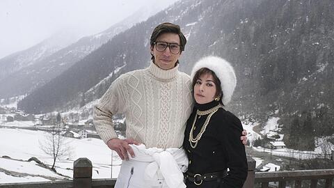 Bei einem kleinen Abstecher in den Alpen: Adam Driver als Maurizio Gucci und Lady Gaga als Patrizia Reggiani.