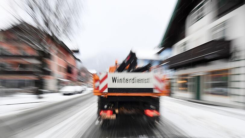 Ein Fahrzeug des Winterdienstes fährt über eine Straße. Über 600 davon sind in München im Einsatz. (Archivbild) Ein Fahrzeug des Winterdienstes fährt über eine Straße. Über 600 davon sind in München im Einsatz. (Archivbild)