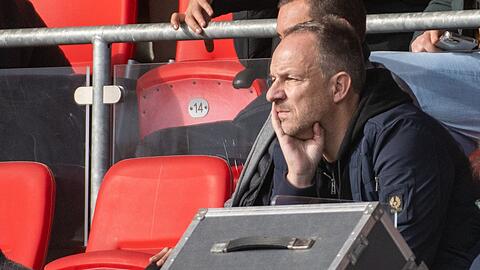 Fürths Trainer Alexander Zorniger schaut sich auf der Tribüne das Spiel an.