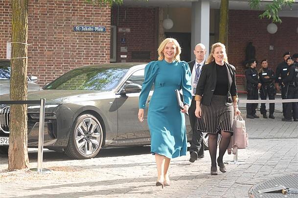 Hoher Besuch aus Berlin: Bundestagspräsidentin Julia Klöckner bei ihrer Ankunft am St. Jakobs-Platz. Hoher Besuch aus Berlin: Bundestagspräsidentin Julia Klöckner bei ihrer Ankunft am St. Jakobs-Platz.