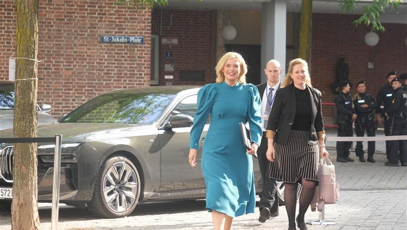 Hoher Besuch aus Berlin: Bundestagspräsidentin Julia Klöckner bei ihrer Ankunft am St. Jakobs-Platz. Hoher Besuch aus Berlin: Bundestagspräsidentin Julia Klöckner bei ihrer Ankunft am St. Jakobs-Platz.