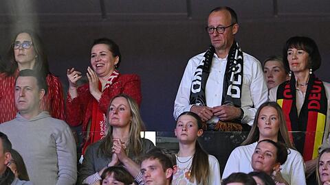 Friedrich Merz, seine Frau Charlotte Merz, Mette Frederiksen und K&ouml;nigin Mary (l.) beim EM-Finale.