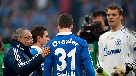 Felix Magath (l) trainiert auf Schalke einst auch Manuel Neuer (r). (Archivbild)