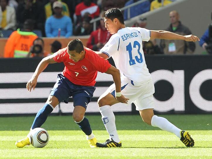Der Chilene Alexis Sanchez (l) kämpft mit dem Honduraner Roger Espinoza um den Ball.