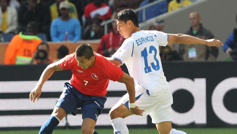 Der Chilene Alexis Sanchez (l) kämpft mit dem Honduraner Roger Espinoza um den Ball. Der Chilene Alexis Sanchez (l) kämpft mit dem Honduraner Roger Espinoza um den Ball.