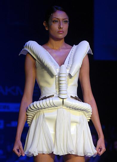 Fashion Week in der indischen Hafenmetropole Mumbai: Manche Kreationen sehen aus, als kämen sie von einem anderen Planeten. Der Stil bewegt sich in gewagter Weise zwischen Lady Gaga, Star Wars und Minnie Maus.