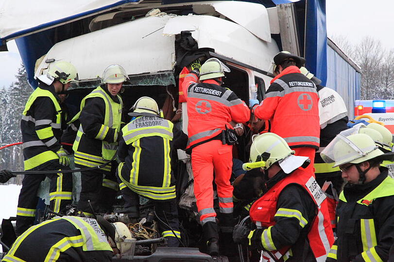Schwerer Lkw-Unfall auf der A8 bei Frasdorf: Ein Lastwagen war in ein liegengebliebenes Fahrzeug gerast. Die Bilder.