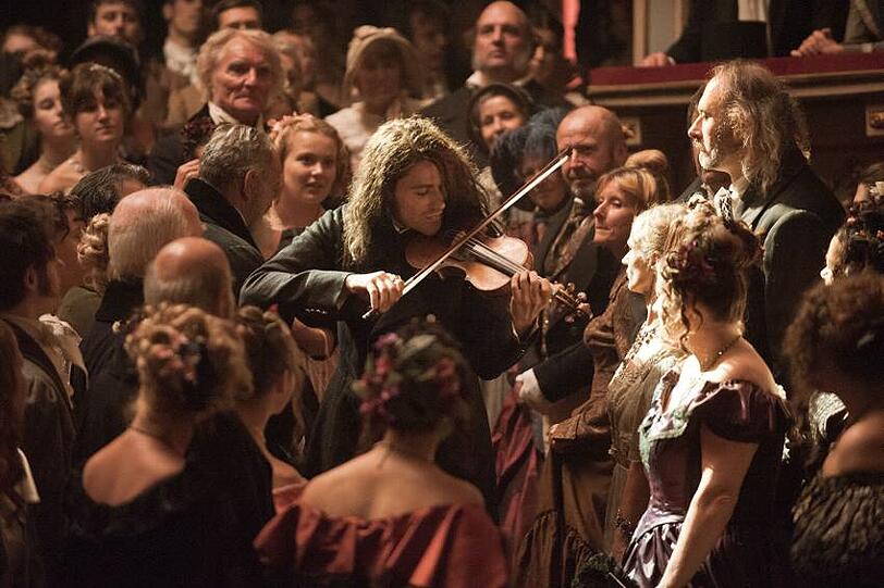 Maestro Niccolo Paganini (David Garrett) überrascht das Londoner Opernpublikum und spielt sich durch die Menge auf die Bühne zu.
