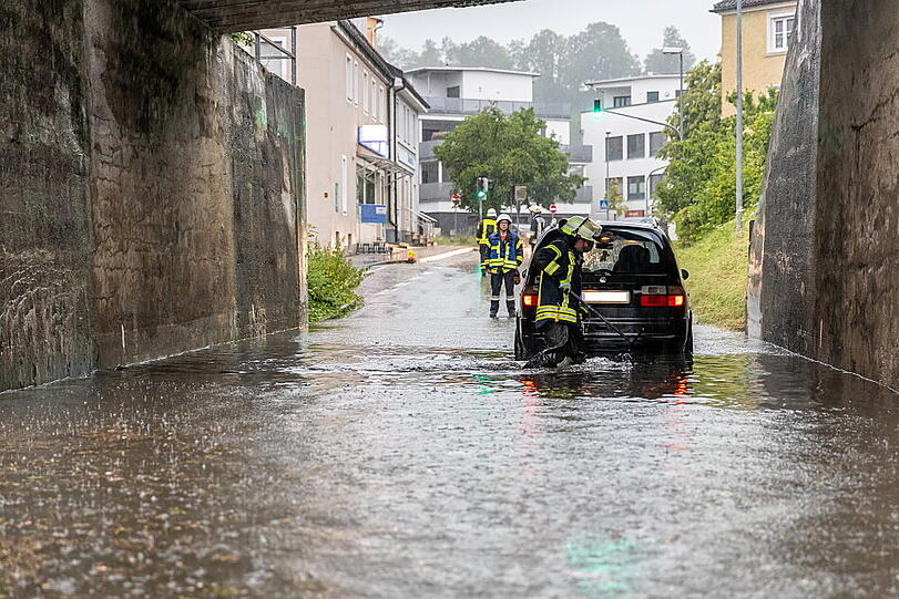 Weite Teile Bayerns wurden am Donnerstag von heftigen Gewittern heimgesucht - auch in Trostberg (Landkreis Traunstein) liefen Unterführungen voll.