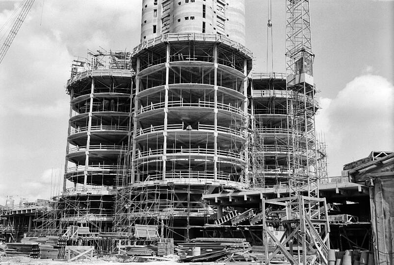 Danach kamen die Stockwerke. Sie wurden am Boden zusammengebaut und danach hochgehoben.