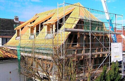 Ein Einfamilienhaus wird energetisch saniert.