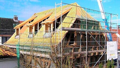 Ein Einfamilienhaus wird energetisch saniert.