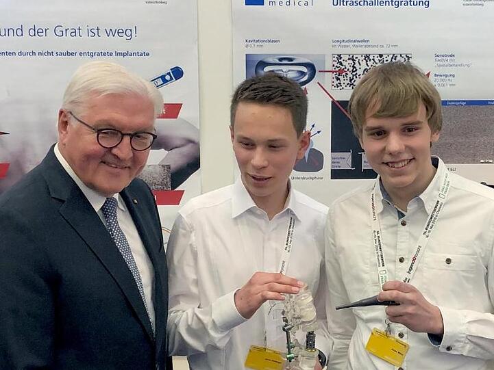 Michael Kretschmer (CDU, l-r), Frank-Walter Steinmeier (SPD), Jakob Rehberger, Jonas Münz sowie Anja Karliczek (CDU). Foto: Christiane Raatz