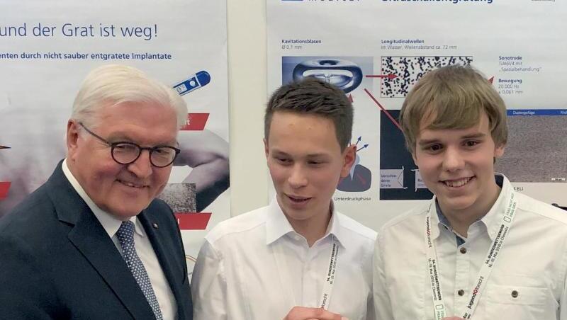 Michael Kretschmer (CDU, l-r), Frank-Walter Steinmeier (SPD), Jakob Rehberger, Jonas Münz sowie Anja Karliczek (CDU). Foto: Christiane Raatz
