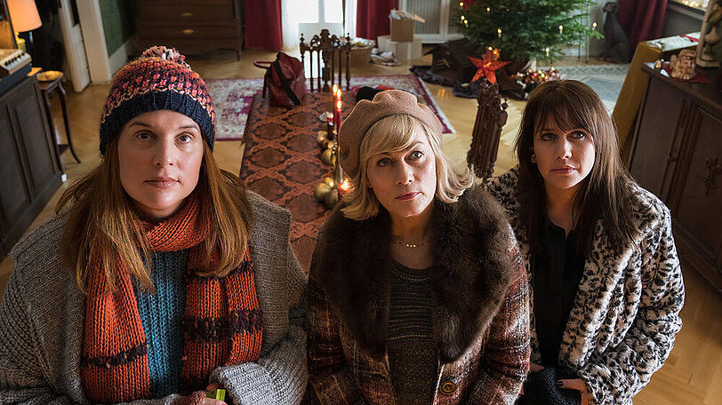 "Weihnachtstöchter": Katarina (Elena Uhlig), Regina (Gesine Cukrowski), Diana (Felicitas Woll) schauen andächtig zum Porträt des gemeinsamen Vaters hoch