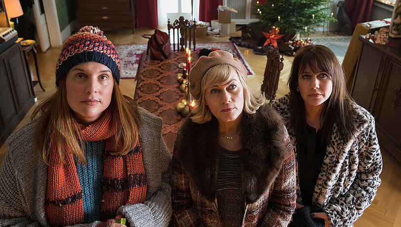 "Weihnachtstöchter": Katarina (Elena Uhlig), Regina (Gesine Cukrowski), Diana (Felicitas Woll) schauen andächtig zum Porträt des gemeinsamen Vaters hoch "Weihnachtstöchter": Katarina (Elena Uhlig), Regina (Gesine Cukrowski), Diana (Felicitas Woll) schauen andächtig zum Porträt des gemeinsamen Vaters hoch