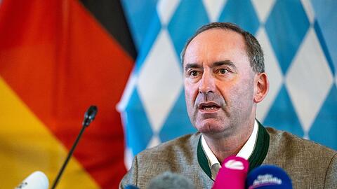Hubert Aiwanger (Freie Wähler) spricht auf einer Pressekonferenz.