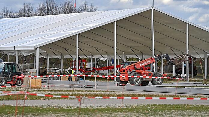 Auf dem Messegelände Riem baut die Stadt gerade Zelte auf. Sonst müsste sie die Geflüchteten wieder in Turnhallen unterbringen. Foto: imago