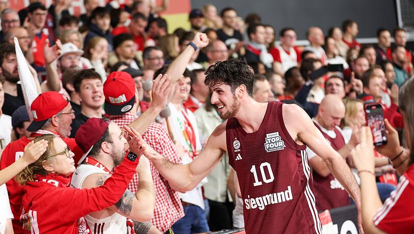 Der Münchener Leandro Bolmaro klatscht sich nach dem Sieg im Pokal-Halbfinale gegen die Bamberg Baskets mit den Fans ab.