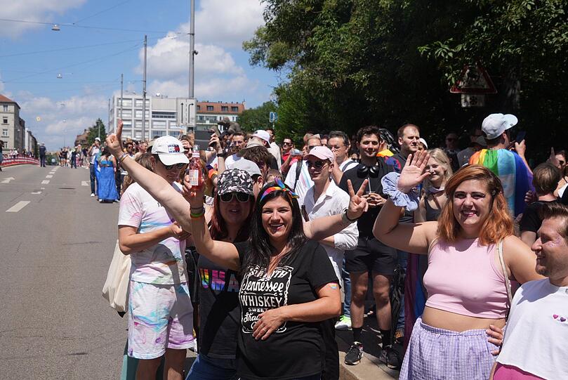 Auf der Reichenbachbrücke stehen hunderte Menschen und warten auf die Parade. Jung, alt, groß und klein, Familien, einfach alle und alle sind friedlich und jubeln.