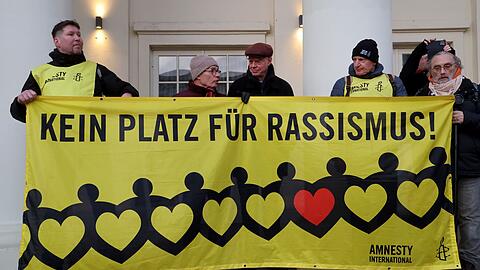 Vereine und Verbände, die sich für die Interessen von Menschen einsetzen, die von Rassismus betroffen sind, beklagen, dass ihre Perspektive da, wo Entscheidungen getroffen werden, häufig fehle. (Archivbild)
