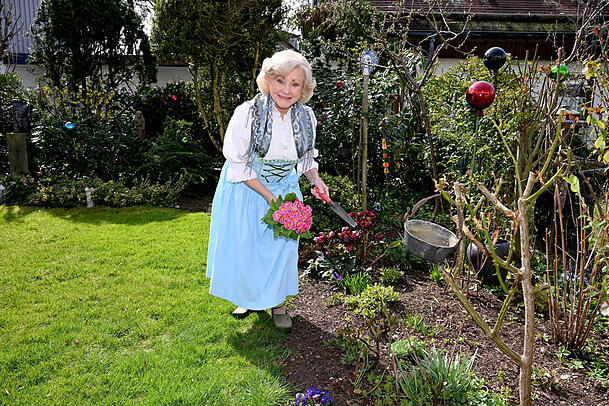 Freut sich auf den Frühling: Margot Hellwig pflegt und bepflanzt ihren Garten selbst Freut sich auf den Frühling: Margot Hellwig pflegt und bepflanzt ihren Garten selbst