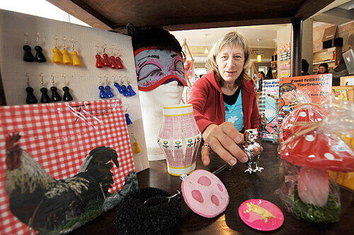 Bei ihr gibt es nichts, was es nicht gibt: Multi-Talent Irene Senger mit einer Angebots-Auswahl in ihrer Nürnberger &bdquo;Glücksboutique&ldquo;.