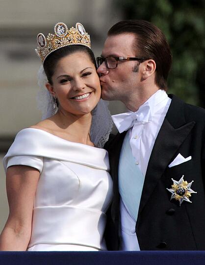 DANK AN DAS VOLK: Fast zehn Jahre lang muss Victoria, älteste Tochter des schwedischen Königs Carl XVI. Gustaf, auf die Hochzeit mit ihrem Fitnesstrainer Daniel Westling warten. Nach der glanzvollen Feier im Juni 2010 rief die strahlende Prinzessin vom Schlossbalkon rund 100 000 begeisterten Bürgern zu: &bdquo;Ich danke dem schwedischen Volk. Denn Ihr habt mir meinen Prinzen gegeben.&ldquo;