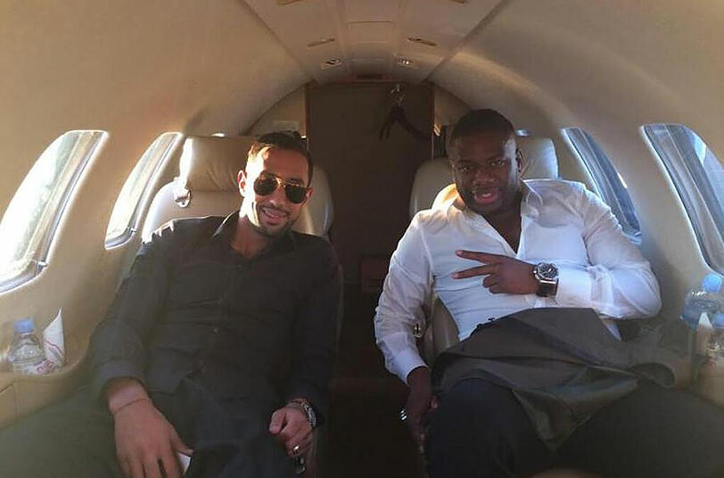 Mehdi Benatia (l.) mit seinem Beater Moussa Sissoko im Flieger nach München.