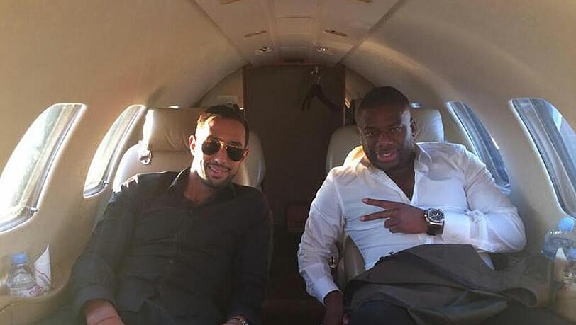 Mehdi Benatia (l.) mit seinem Beater Moussa Sissoko im Flieger nach München. Mehdi Benatia (l.) mit seinem Beater Moussa Sissoko im Flieger nach München.