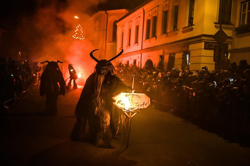Der Stadtplatz der tschechischen Kleinstadt Kaplice gehörte gestern den Krampussen: Die Bilder vom Grusel-Lauf.