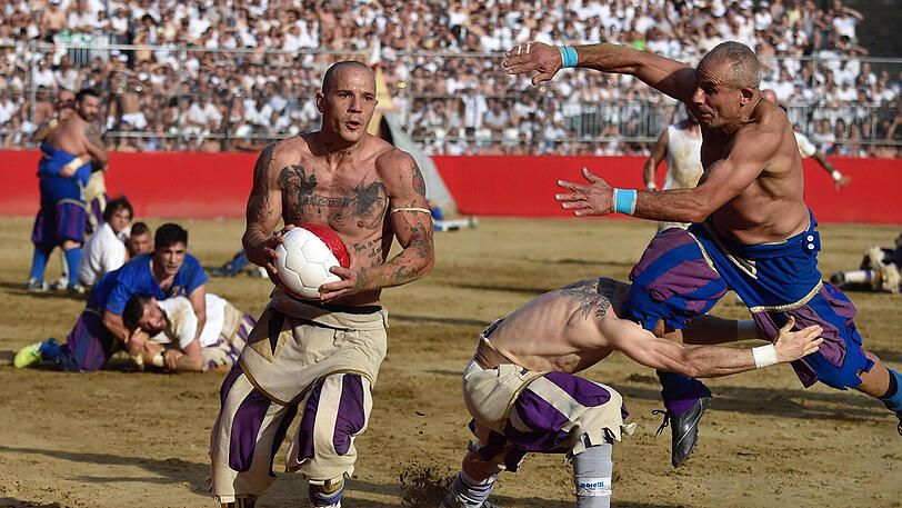 Der Spielball wird hier ganz schnell zur Nebensache - Schläge und Tritte sind hier ausdrücklich erlaubt. Die Biler vom Calcio Storico in Florenz.