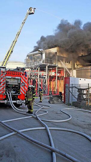 Brand in einem Recyclingbetrieb Feldkirchen: Das Feuer sorgte für eine Rauchwolke, die kilometerweit sichtbar war. Die Bilder vom Einsatz.