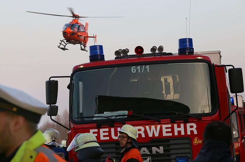 Bei einem Unfall auf der A94 am Donnerstagabend sind mehrere Menschen verletzt worden. Mindestens drei Autos waren an dem Unfall beteiligt.