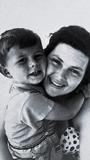 Mutterliebe: Aenne Burda (&dagger; 2005) mit Sohn Hubert 1942.
