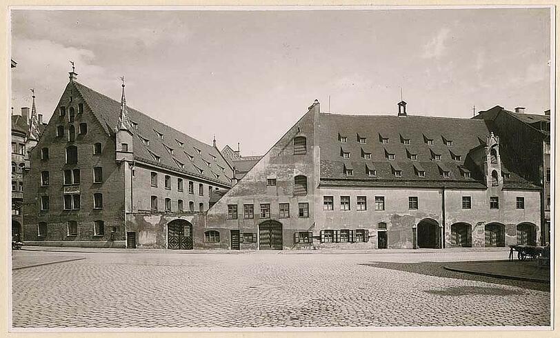 Der Jakobsplatz hat eine bewegte Geschichte: So sah das Stadtmuseum, genauer das historische Zeughaus und der städtische Marstall, 1929 aus.