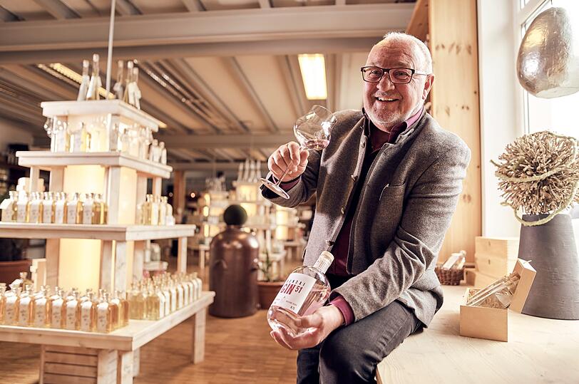Wolfgang Geiger, Seniorchef des Hotels Bodenmaiser Hof, mit seinem jüngsten Destillat aus der hauseigenen Brennerei: dem RUNDAI Gin 51