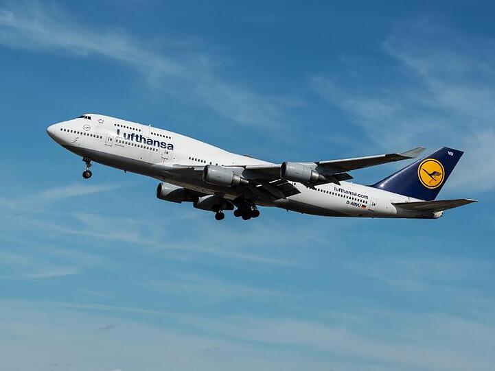 Boeing 747 der Lufthansa im Landeanflug auf Frankfurt.