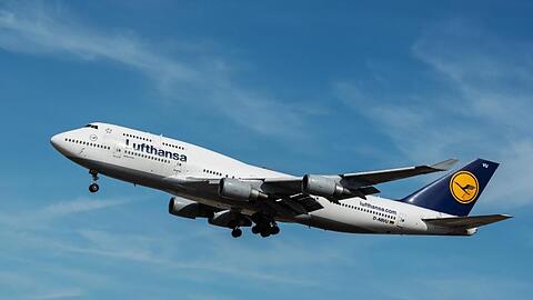 Boeing 747 der Lufthansa im Landeanflug auf Frankfurt.