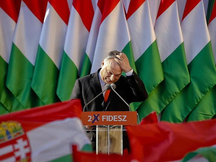 Mehr als ein Dutzend der EVP-Parteien haben den Ausschluss oder eine Suspendierung der Fidesz-Partei gefordert.