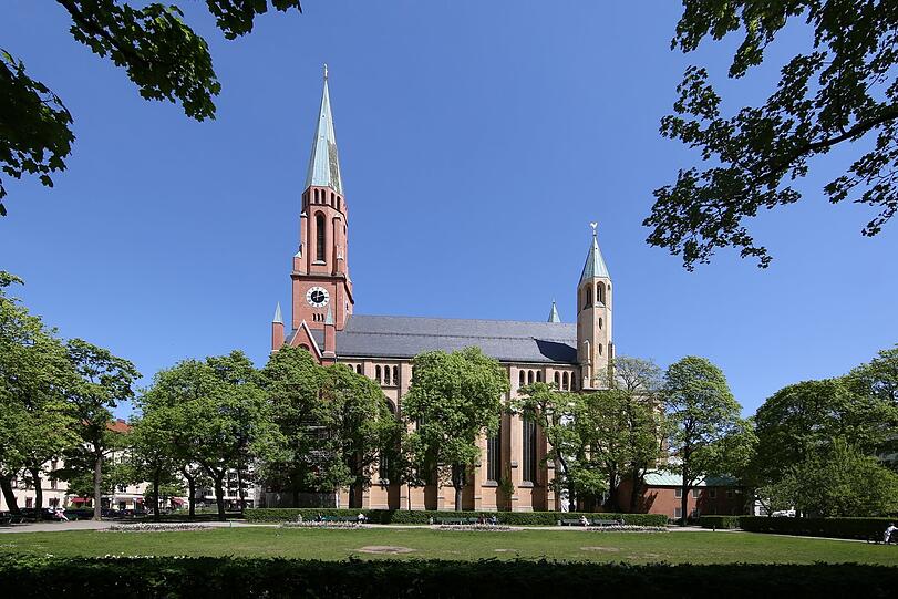 Die Johanniskirche am luftig-begrünten Johannisplatz.