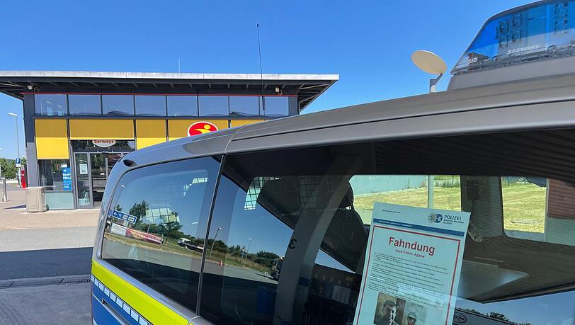 Ein mehrsprachiges Fahndungsplakat klebt an der Innenseite eines Polizeiautos. Ein mehrsprachiges Fahndungsplakat klebt an der Innenseite eines Polizeiautos.