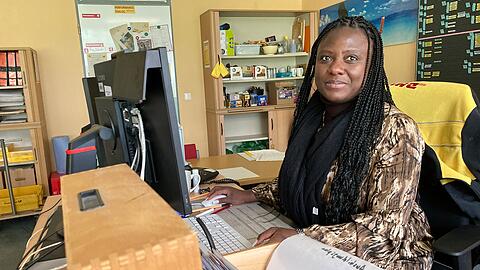 Cynthia Doffou kam 2003 aus Côte d’Ivoire nach Deutschland, studierte hier Mathe/Informatik, arbeitete bei der Deutschen Post/DHL zunächst an der Maschine im Briefzentrum und ist heute im Management als Disponentin in der Personalabteilung tätig.