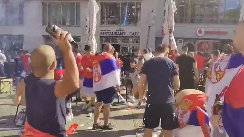 Der Moment des Wurfs: Ein serbischer Fan holt am Dienstagabend gerade mit seiner leeren Augustinerflasche Richtung Beamte aus.