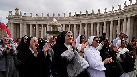 Auf dem Petersplatz jubeln Nonnen dem Papst zu.